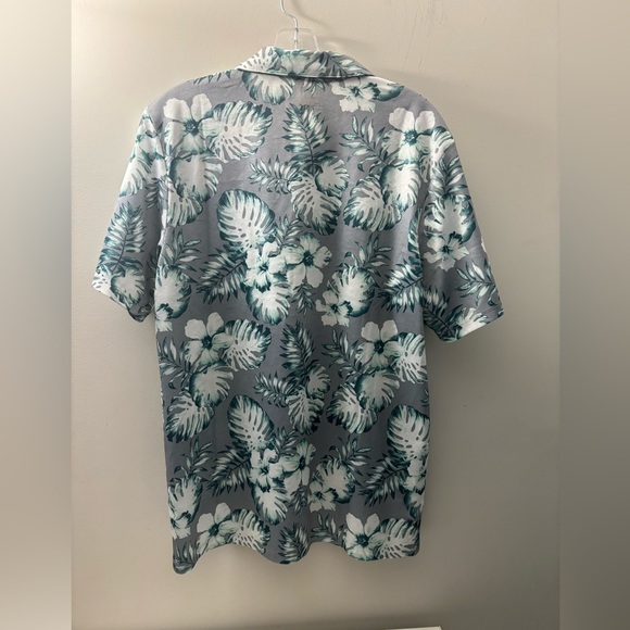 Tropical breathable collared shirt that is perfect for your tropical vacation - Picture 2 of 3